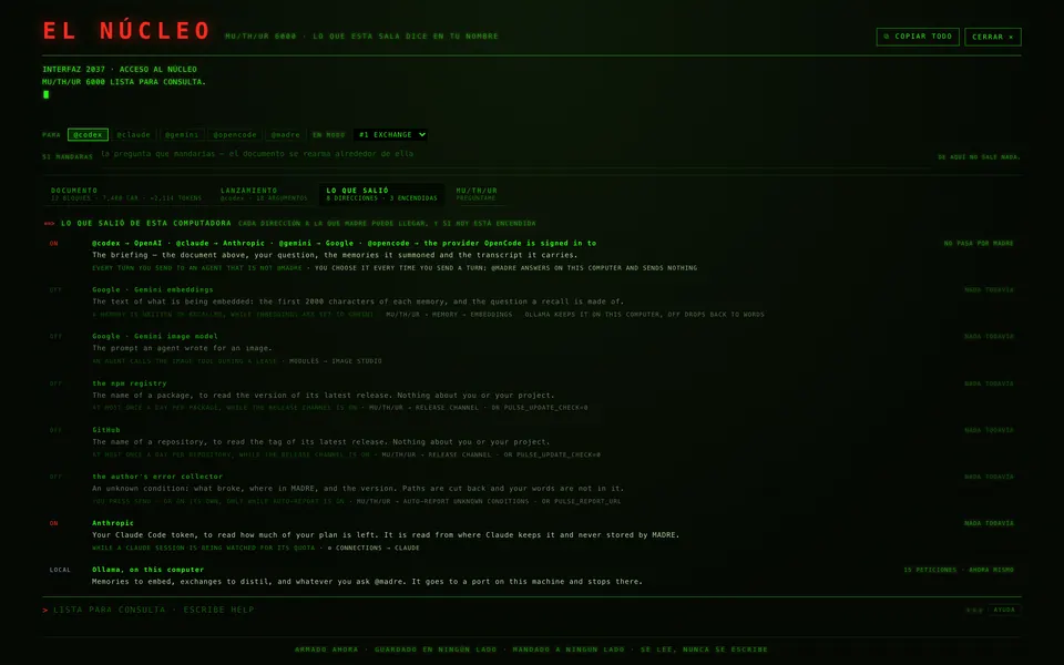 Pantalla de MADRE «Lo que salió de esta computadora». Lista cada destino: los agentes hacia OpenAI, Anthropic, Google y el proveedor de OpenCode, marcado «no pasa por MADRE»; la revisión de versiones en npm y GitHub, apagada; el recolector de errores, apagado; la lectura de la cuota de Claude; y Ollama, local.